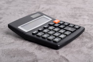 Hesap makinesi koyu gri tabloda izole edildi