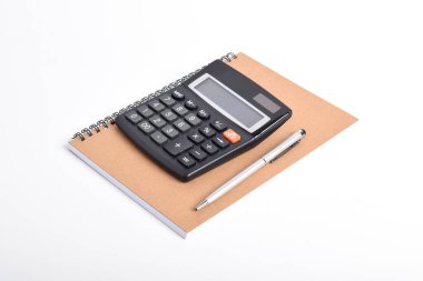 Hesap makinesi ve ofis malzemeleri beyaz masada..