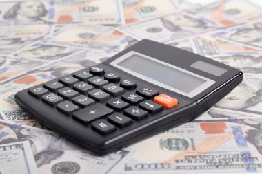 Hesap makinesi dolar arkaplanından izole edilmiş. Vergi sezonu konsepti. Vergi planlama ve danışmanlık hizmeti