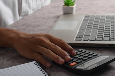 Muhasebe ve vergi bütçesi için hesap makinesi kullanan bir işadamı. Mali işletme belgeleri muhasebe yatırımı