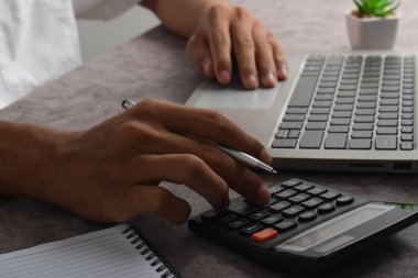 Muhasebe ve vergi bütçesi için hesap makinesi kullanan bir işadamı. Mali işletme belgeleri muhasebe yatırımı