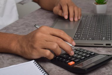 Muhasebe ve vergi bütçesi için hesap makinesi kullanan bir işadamı. Mali işletme belgeleri muhasebe yatırımı