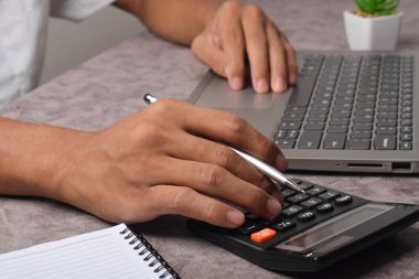 Muhasebe ve vergi bütçesi için hesap makinesi kullanan bir işadamı. Mali işletme belgeleri muhasebe yatırımı