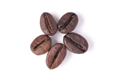 Beyaz arka planda izole kahve çekirdekleri