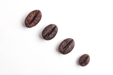 Beyaz arka planda izole edilmiş beyaz kahve çekirdekleri.