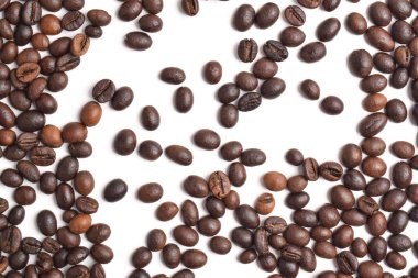 Fasulye beyaz arka planda, kahverengi kahve çekirdeklerine izole edilmiş.