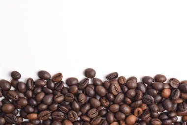 Kahve çekirdekleri beyaz arka planda. Metin için alanı kopyala