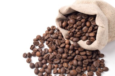 Beyaz arka planda izole kahve çekirdekleri