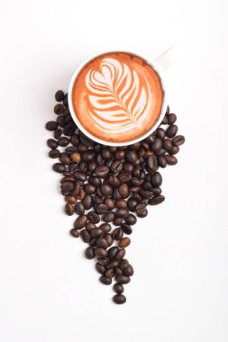 Kahve ve kahve çekirdekleri beyaz arka planda izole edilmiş. Üst görünüm