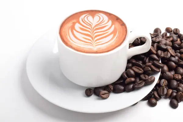 Latte Art ve Coffee Beans 'li kahve fincanı Beyaz Arkaplanda izole edildi.