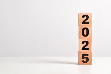 2025 yılına başlıyoruz. 2025 yılının başında ve başında. Yeni yıl, hayat, iş, hedefler, hedefler, planlar ve strateji kavramları.
