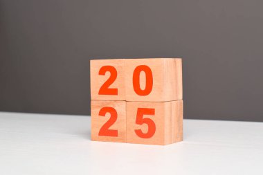 2025 yılına başlıyoruz. 2025 yılının başında ve başında. Yeni yıl, hayat, iş, hedefler, hedefler, planlar ve strateji kavramları.