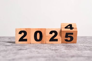 2025 mutlu yıllar. 2024 'ten 2025' e tahta blok değişimi. 2025 'in yeni yıl geçmişi. İş, kararlar, hedefler, ilham, başarı, fikirler.