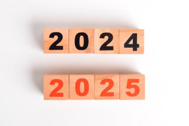 Beyaz arka planda 2024 'ten 2025' e geçiş değişiklikleri. Yeni yıl 2025 'e hoş geldiniz ve 2024 konseptine elveda..