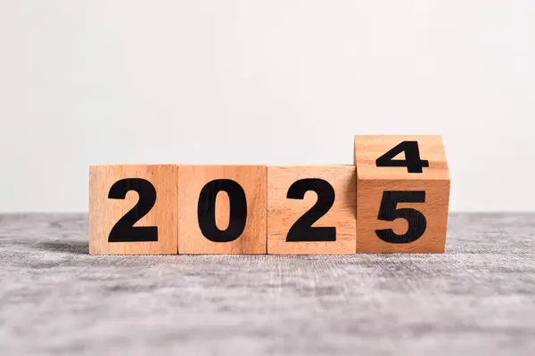 2025 mutlu yıllar. 2024 'ten 2025' e tahta blok değişimi. 2025 'in yeni yıl geçmişi. İş, kararlar, hedefler, ilham, başarı, fikirler.