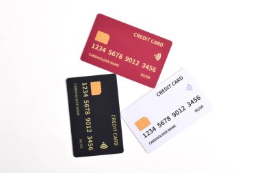 Beyaz arka planda çip olan üç kredi kartı. Siyah, beyaz, kırmızı kredi kartları