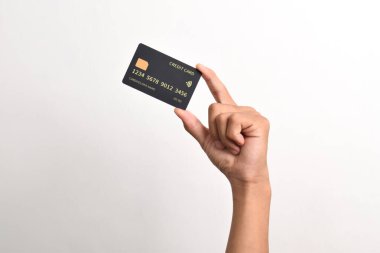 Beyaz arkaplanda siyah kredi kartı var..