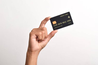 Beyaz arkaplanda siyah kredi kartı var..