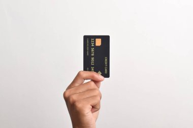 Beyaz arkaplanda siyah kredi kartı var..