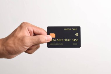 Beyaz arkaplanda siyah kredi kartı var..