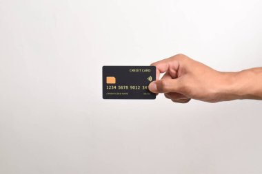 Beyaz arkaplanda siyah kredi kartı var..