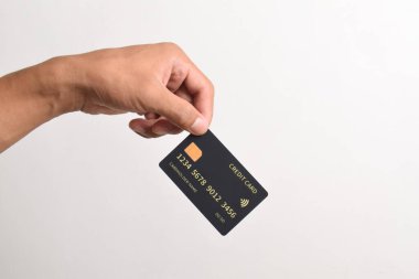 Beyaz arkaplanda siyah kredi kartı var..