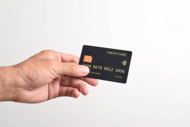 Siyah banka kredi kartı modelleme şablonu beyaz arka planda izole