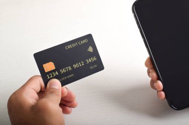 Akıllı telefon ve kredi kartını kapat, mal ve hizmetleri öde, internetten para harca, elektronik alışveriş yap