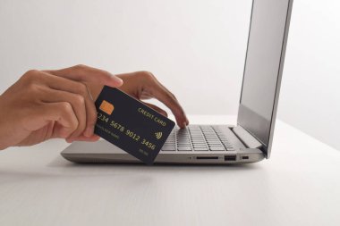 Çevrimiçi alışveriş, alışveriş ve posta, çevrimiçi kredi kartı güvenliği, çevrimiçi alışveriş kavramı için dizüstü bilgisayar ve kredi kartı kullanan bir işadamı.