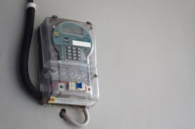 Malang, Endonezya - 05 Ocak 2025: Endonezya 'daki Token Listrik PLN. Güç kullanımını ölçmek için elektrik sayacı