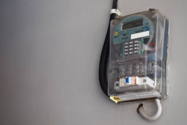 Malang, Endonezya - 05 Ocak 2025: Endonezya 'daki Token Listrik PLN. Güç kullanımını ölçmek için elektrik sayacı