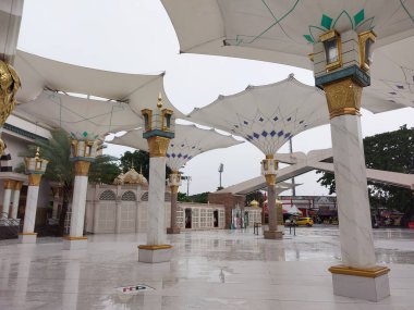 Blitar, Endonezya - 12 Aralık 2024: Blitar 'daki güzel Rahman Camii. Bu cami, Medine 'deki Nabawi Camii' ne benzer bir mimari güzelliğe sahiptir..