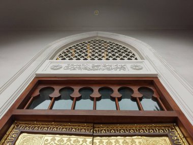 Blitar 'daki güzel Rahman Camii. Bu cami, Medine 'deki Nabawi Camii' ne benzer bir mimari güzelliğe sahiptir..