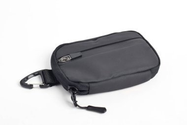 Cüzdan beyaz arka planda izole edilmiş. küçük kişisel eşyalar saklamak için