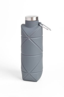 Beyaz arka planda izole edilmiş gri renkli katlanabilir silikon içki şişesi. Çevre dostu yeniden kullanılabilir kupa