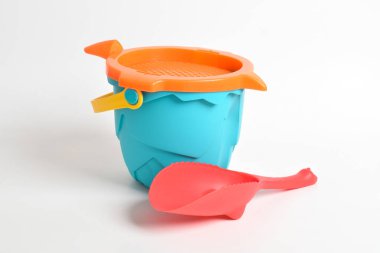 Beyaz arka planda izole edilmiş küreği olan çocuk kovası. Çocukların plaj oyuncakları.