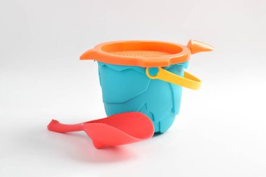Beyaz arka planda izole edilmiş küreği olan çocuk kovası. Çocukların plaj oyuncakları.