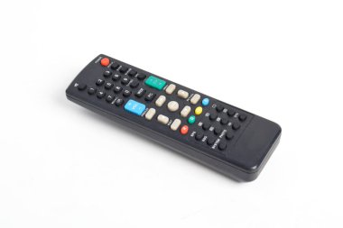 Siyah TV uzaktan kumandası beyaz arkaplanda izole edildi