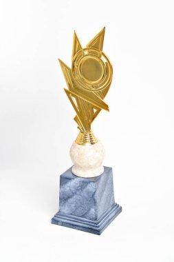 Beyaz arka planda izole edilmiş parlak altın bardak. Kazanan kupa, ödül kupa