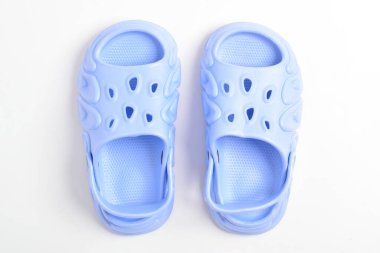 Beyaz arka planda izole çocuk lastik sandaletleri, üst görünüm