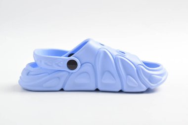 Beyaz arka planda izole çocuk lastik sandaletleri.