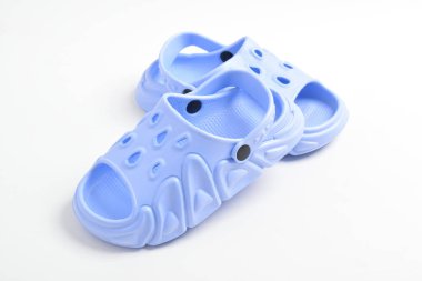 Beyaz arka planda izole çocuk lastik sandaletleri.