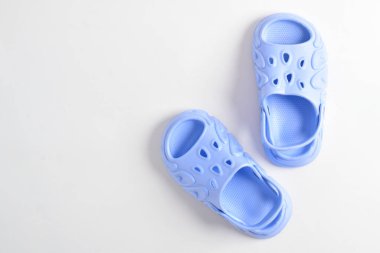 Beyaz arka planda izole çocuk lastik sandaletleri, üst görünüm