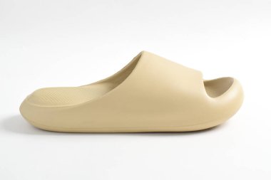 Beyaz arka planda izole edilmiş lastik terlikler. Yumuşak terlikler.