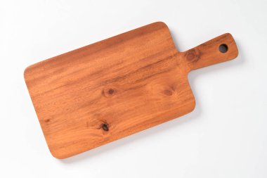 Tahta kesme tahtası, beyaz arka planda izole edilmiş. Düz üst görünüm