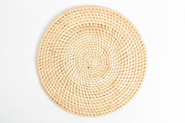 Rattan Yuvarlak Dokuma Paspas yeri beyaz arka planda izole edilmiş. Üst görünüm