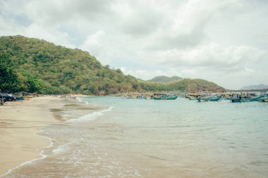Endonezya, Jember 'deki Tanjung Papuma plajı manzarası. Güzel tekneleri olan sahil.