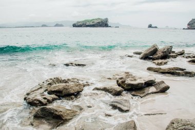 Tanjung Papuma, Jember, Endonezya sahillerindeki kayalar