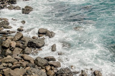 Okyanus dalgaları ve kayalık kayalıklar güzel bir sahilde