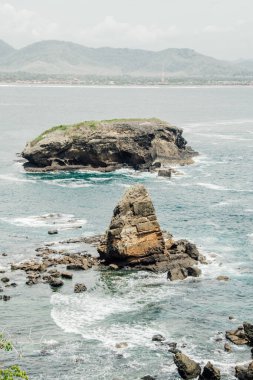 Endonezya, Jember 'deki Tanjung Papuma plajının manzarası. Rock Adası ile güzel sahil.
